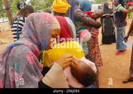 Le persone sono viste ricevere assistenza medica gratuita in un rifugio di fortuna al campo IDP Durumi di Abuja. Il campo IDP di Durumi ospita oltre 2.000 sfollati interni. Le persone sfollate sono riparate nei campi a causa dell'insurrezione nelle province nordorientali della Nigeria, che continua ad aumentare ogni giorno. Nigeria. Foto Stock