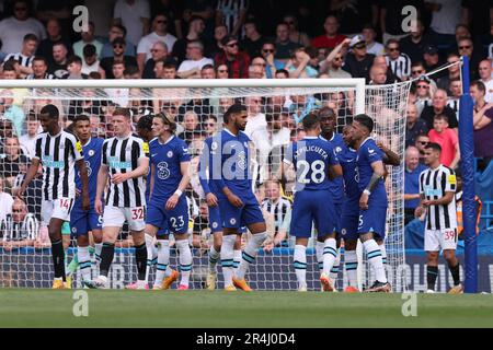 Londra, Regno Unito. 28th maggio 2023; Stamford Bridge, Chelsea, Londra, Inghilterra: Premier League Football, Chelsea contro Newcastle United; Raheem Sterling di Chelsea festeggia con i compagni di squadra dopo che Kieran Trippier di Newcastle United ha ottenuto un proprio gol per $1-1 nei 27th minuti Credit: Action Plus Sports Images/Alamy Live News Foto Stock