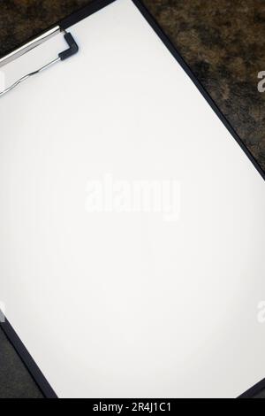 Cartella con fogli bianchi e bianchi per disegno e scrittura Foto Stock