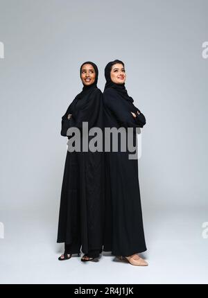 Belle donne arabe medio-orientali con abito abaya tradizionale in studio - arabo musulmano adulto ritratto femminile a Dubai, Emirati Arabi Uniti Foto Stock