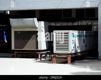 Cairo, Egitto, maggio 13 2023: Unità esterne dell'impianto di climatizzazione con compressori, refrigeratori, sistema di aerazione e raffreddamento, focalizzazione selettiva di A. Foto Stock