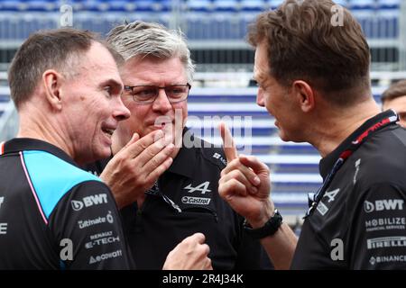 Monte Carlo, Monaco. 28th maggio, 2023. (L-R): Alan permanente (GBR) Alpine F1 Team Trackside Operations Director con Otmar Szafnauer (USA) Alpine F1 Team, Team Principal e Laurent Rossi (fra) Alpine Chief Executive Officer. Campionato del mondo di Formula 1, Rd 7, Gran Premio di Monaco, domenica 28th maggio 2023. Monte Carlo, Monaco. Credit: James Moy/Alamy Live News Foto Stock