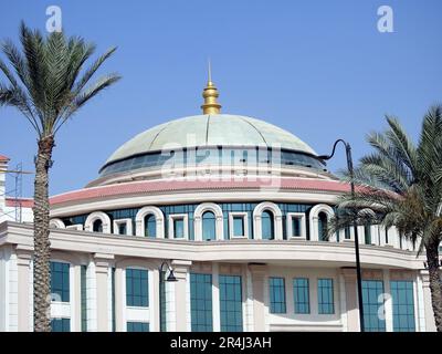 Un bellissimo edificio panoramico nella città del Cairo in Egitto, con una grande cupola nel mezzo dell'edificio e circondato da palme, fuoco selettivo di b Foto Stock