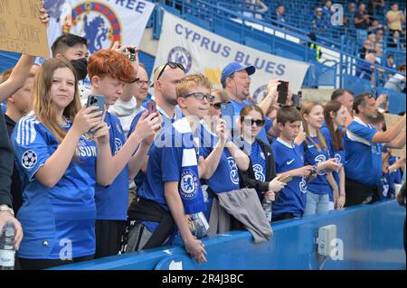 Londra, Regno Unito. 28th maggio, 2023. I fan di Chelsea prima della partita della Chelsea vs Newcastle United Premier League allo Stamford Bridge London Credit: MARTIN DALTON/Alamy Live News Foto Stock