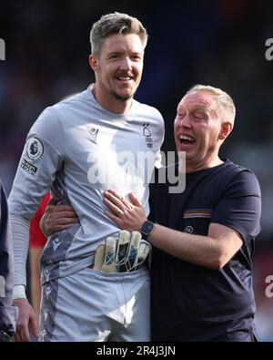 Steve Cooper, manager della foresta di Nottingham (a destra) e Wayne Hennessey, portiere della foresta di Nottingham, dopo il fischio finale della partita della Premier League al Selhurst Park, Londra. Data immagine: Domenica 28 maggio 2023. Foto Stock