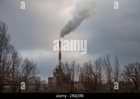 L'inquinamento urbano mescolato con la nebbia mattutina, il paesaggio urbano di Belgrado, salvare l'ambiente e le emissioni di impronta di carbonio Foto Stock