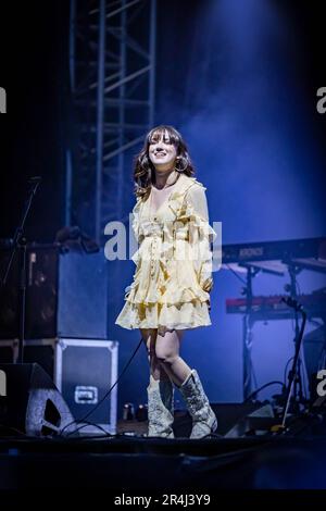 Warrington, Cheshire, Regno Unito. 27th maggio, 2023. UK - il Neighbourhood Weekend Music Festival si è svolto sabato e domenica all'interno di Victoria Park. La cantante-cantautrice di Glasgow Rianne Downey si è unita a Paul Heaton sul palco principale il sabato sera. Credit: John Hopkins/Alamy Live News Foto Stock