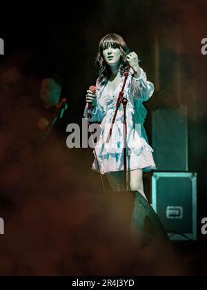 Warrington, Cheshire, Regno Unito. 27th maggio, 2023. UK - il Neighbourhood Weekend Music Festival si è svolto sabato e domenica all'interno di Victoria Park. La cantante-cantautrice di Glasgow Rianne Downey si è unita a Paul Heaton sul palco principale il sabato sera. Credit: John Hopkins/Alamy Live News Foto Stock