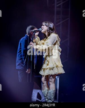 Warrington, Cheshire, Regno Unito. 27th maggio, 2023. UK - il Neighbourhood Weekend Music Festival si è svolto sabato e domenica all'interno di Victoria Park. La cantante-cantautrice di Glasgow Rianne Downey si è unita a Paul Heaton sul palco principale il sabato sera. Credit: John Hopkins/Alamy Live News Foto Stock