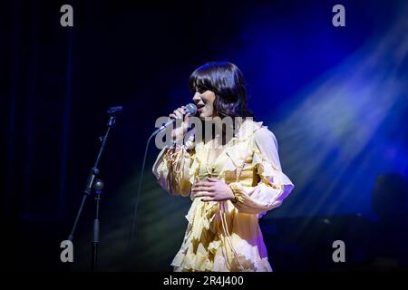 Warrington, Cheshire, Regno Unito. 27th maggio, 2023. UK - il Neighbourhood Weekend Music Festival si è svolto sabato e domenica all'interno di Victoria Park. La cantante-cantautrice di Glasgow Rianne Downey si è unita a Paul Heaton sul palco principale il sabato sera. Credit: John Hopkins/Alamy Live News Foto Stock