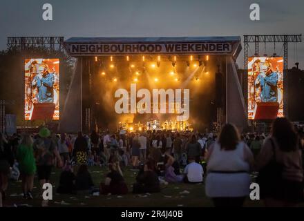 Warrington, Cheshire, Regno Unito. 27th maggio, 2023. UK - il Neighbourhood Weekend Music Festival si è svolto sabato e domenica all'interno di Victoria Park. La cantante-cantautrice di Glasgow Rianne Downey si è unita a Paul Heaton sul palco principale il sabato sera. Credit: John Hopkins/Alamy Live News Foto Stock