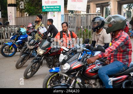 I motociclisti in rimessa aspettano i passeggeri a Dhaka. In Bangladesh la disoccupazione cresce giorno per giorno. Il numero di disoccupati nel paese è aumentato di 2,7 lakh nel primo trimestre dell'anno in corso. Il numero complessivo di disoccupati è stato di 25,9 lakh nel periodo gennaio-marzo, secondo i primi dati trimestrali pubblicati dal Bangladesh Bureau of Statistics nella capitale. Il numero di disoccupati è stato di 23,20 lakh fino a dicembre 2022, secondo i risultati chiave del BBS forza lavoro sondaggio 2022 rilasciato nel mese di aprile. Foto Stock