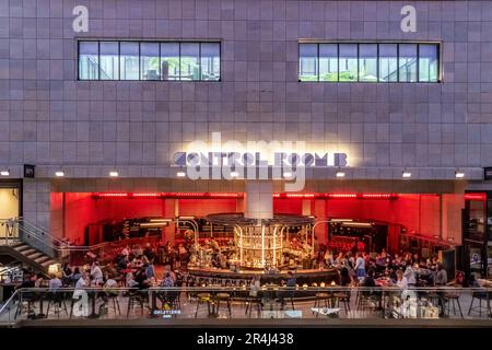 Sala di controllo B presso la centrale elettrica di Battersea, un'ex sala di controllo ora trasformata in un cocktail bar aperto tutto il giorno all'interno della sala turbina B , Londra SW11 Foto Stock