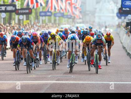 Londra, Regno Unito. 28th maggio, 2023. Charlotte Kool sulla sua strada per la vittoria sulla fase finale sul Mall, Ride London Classique, 28th maggio 2023, Credit: chris wallis/Alamy Live News Credit: chris wallis/Alamy Live News Foto Stock