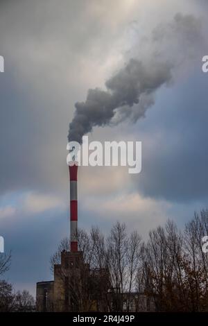 L'inquinamento urbano mescolato con la nebbia mattutina, il paesaggio urbano di Belgrado, salvare l'ambiente e le emissioni di impronta di carbonio Foto Stock