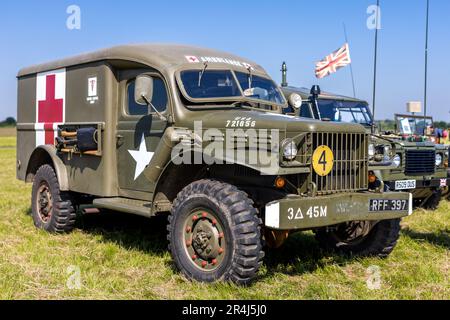 Dodge WC-54 3/4 Ton 4x4 Ambulance ‘RFF 397’ in mostra all’Abingdon Air & Country Show il 20th maggio 2023. Foto Stock