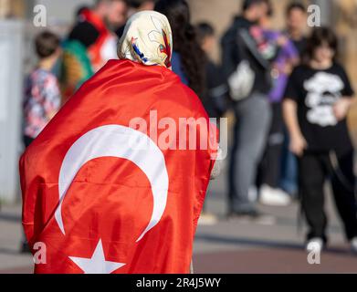 Duisburg, Germania. 28th maggio, 2023. Un sostenitore del presidente turco Erdogan, nel nord di Duisburg, si è avvolto in una bandiera nazionale turca, anche prima dei risultati ufficiali delle elezioni di runoff in Turchia. I risultati preliminari indicano che Erdogan emerge ancora una volta come vincitore delle elezioni presidenziali. Credit: Christoph Reichwein/dpa/Alamy Live News Foto Stock