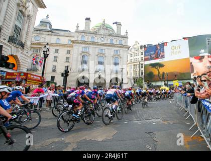 Londra, Regno Unito. 28th maggio, 2023. The Pelton passa davanti al muro della TV a Piccadilly Circus, Ride London Classique, 28th maggio 2023, Credit:Chris Wallis/Goding Images/Alamy Live News Credit: Peter Goding/Alamy Live News Foto Stock