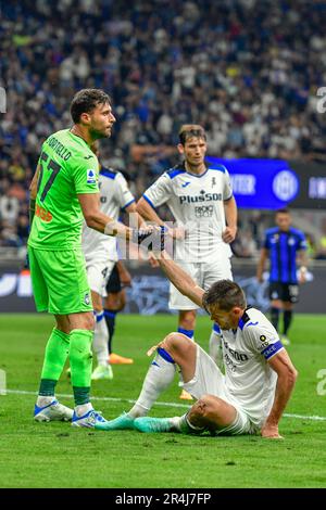 Milano, Italia. 27th maggio, 2023. Il portiere Marco Sportiello (57) dà una mano a Rafael Toloi (2) di Atalanta durante la Serie A match tra Inter e Atalanta a Giuseppe Meazza a Milano. (Photo Credit: Gonzales Photo/Alamy Live News Foto Stock