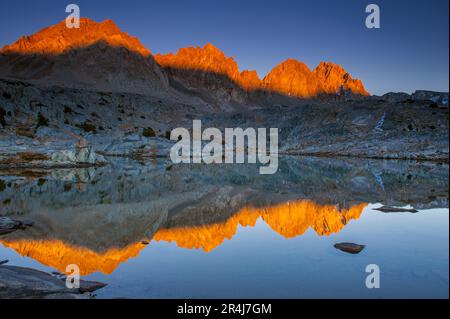 Tramonto, Mt. Agassiz, Mt. Winchell, Thunderbolt Peak, Starlight Peak, North Palisade, Dusy Basin, Kings Canyon National Park, California Foto Stock