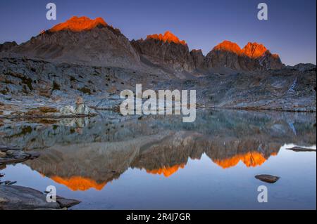 Tramonto, Mt. Agassiz, Mt. Winchell, Thunderbolt Peak, Starlight Peak, North Palisade, Dusy Basin, Kings Canyon National Park, California Foto Stock