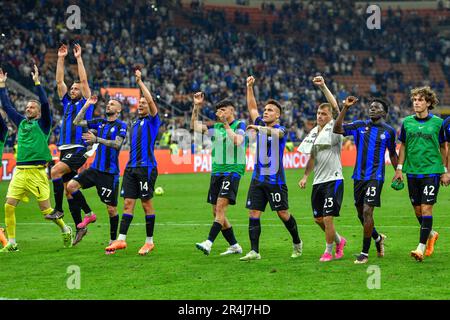 Milano, Italia. 27th maggio, 2023. I giocatori dell'Inter festeggiano la vittoria dopo la Serie A match tra Inter e Atalanta a Giuseppe Meazza a Milano. (Photo Credit: Gonzales Photo/Alamy Live News Foto Stock