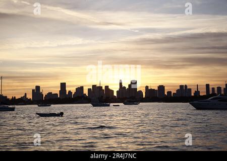 Gli splendidi tramonti illuminano la città di Miami dall'altra parte delle acque della baia di Biscayne Foto Stock