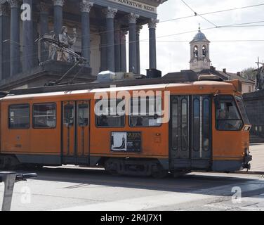 TORINO, ITALIA - CIRCA APRILE 2023: Tram per i trasporti pubblici Foto Stock