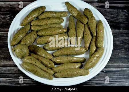 Riso kofta, un piatto delizioso e popolare in Egitto, fatto con una bella miscela di carne tritata, coriandolo, riso schiacciato, prezzemolo, aneto e fritto in profondità Foto Stock