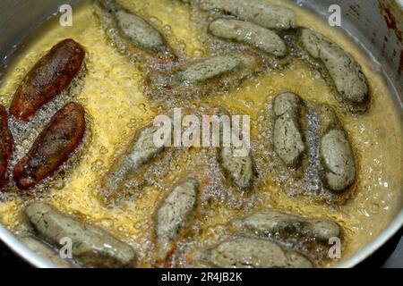 Riso kofta, un piatto delizioso e popolare in Egitto, fatto con una bella miscela di carne tritata, coriandolo, riso schiacciato, prezzemolo, aneto e fritto in profondità Foto Stock