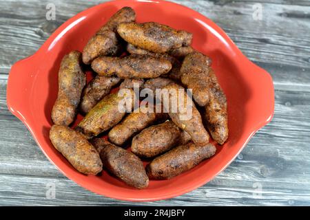 Riso kofta, un piatto delizioso e popolare in Egitto, fatto con una bella miscela di carne tritata, coriandolo, riso schiacciato, prezzemolo, aneto e fritto in profondità Foto Stock