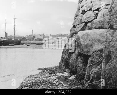 Una vista di fine 19th ° secolo del luogo di sbarco di King Williams nel porto di Carrickfergus, seduto sulla riva nord di Belfast Lough, nella contea di Antrim, Irlanda del Nord. Guglielmo III, detto anche Guglielmo d'Orange, Re Billy, sbarcò a Carrickfergus il 14 giugno 1690. Foto Stock