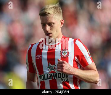 Ben Mee #16 di Brentford durante la partita della Premier League Brentford vs Manchester City al Brentford Community Stadium, Londra, Regno Unito, 28th maggio 2023 (Foto di Gareth Evans/News Images) a Londra, Regno Unito il 5/28/2023. (Foto di Gareth Evans/News Images/Sipa USA) Foto Stock