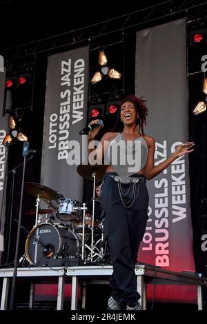 Bruxelles (Belgio), 28th maggio 2023. La cantante di fama mondiale K.ZIA, nata a Bruxelles, ha tenuto l'ultimo giorno del Brussels Jazz Weekend 2023 questa sera, attirando una grande folla sul palco di Place de la Bourse. Il fine settimana ha visto oltre 150 spettacoli gratuiti su palcoscenici all'aperto e in luoghi in tutta la città in 3 giorni. Oltre 200.000 persone partecipano al festival, ora nel suo 6th° anno. G.P. Notizie dal vivo Essex/Alamy Foto Stock