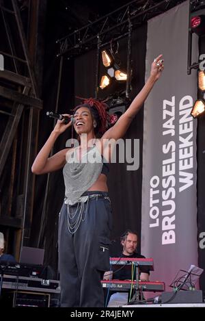 Bruxelles (Belgio), 28th maggio 2023. La cantante di fama mondiale K.ZIA, nata a Bruxelles, ha tenuto l'ultimo giorno del Brussels Jazz Weekend 2023 questa sera, attirando una grande folla sul palco di Place de la Bourse. Il fine settimana ha visto oltre 150 spettacoli gratuiti su palcoscenici all'aperto e in luoghi in tutta la città in 3 giorni. Oltre 200.000 persone partecipano al festival, ora nel suo 6th° anno. G.P. Notizie dal vivo Essex/Alamy Foto Stock