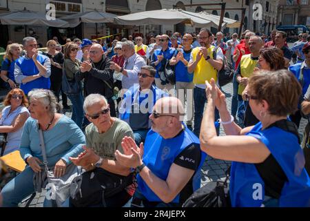 27 maggio 2023, Roma, Italia: I manifestanti applaudono il poliziotto Nicola Barbato, ferito fatalmente a Napoli nel 2015 durante un'operazione al coperto contro la Camorra durante la manifestazione. Manifestazione in Piazza Santi Apostoli organizzata dalla ''˜Associazione pensionati polizia di Stato 94Â corso Antiochia' (Associazione Nazionale pensionati polizia 94th corso Antiochia) per chiedere la normalizzazione dei coefficienti di trasformazione previsti dalla legge di bilancio 2021, applicata alle pensioni dall'INPS (l'ente nazionale di previdenza sociale) E renderli uguali a quelli applicati ai membri dell'arma Foto Stock