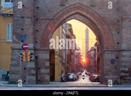 Bologna, Italia - Due Torri (Due Torri, Asinelli e Garisenda, simboli del borgo medievale di torri di Bologna. Foto Stock