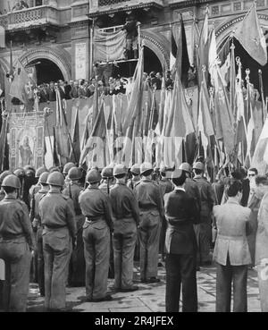 1946, il popolo italiano celebra l'avvento della Repubblica a Milano dopo il referendum che ha dovuto decidere la Monarchia o la Repubblica. Foto Stock