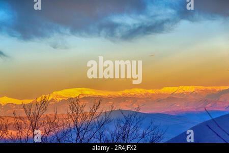 La vista da Suva Planina alle vette innevate di Stara Planina Foto Stock