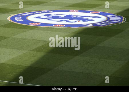 Chelsea, Londra, Regno Unito. 28th maggio, 2023. Il Chelsea Football Club gioca al Newcastle United Football Club nell'ultima partita della stagione della Premier League 2022/23. Qui: Il logo Chelsea in mostra sul cerchio centrale credito: Motofoto/Alamy Live News Foto Stock