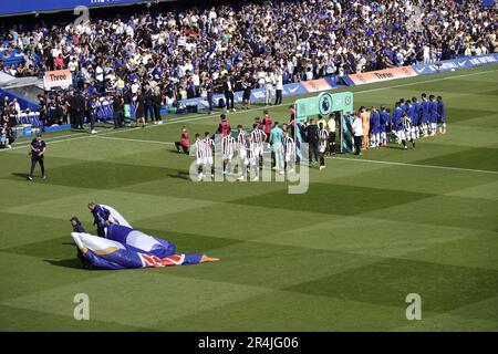 Chelsea, Londra, Regno Unito. 28th maggio, 2023. Il Chelsea Football Club gioca al Newcastle United Football Club nell'ultima partita della stagione della Premier League 2022/23. Qui: Il logo Chelsea viene trascinato via dopo una stagione deprimente credito: Motofoto/Alamy Live News Foto Stock