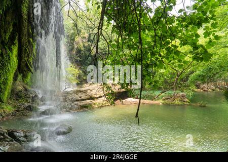 cascata nella foresta. Cascate Kursunlu ad Antalya, Türkiye. messa a fuoco selettiva Foto Stock