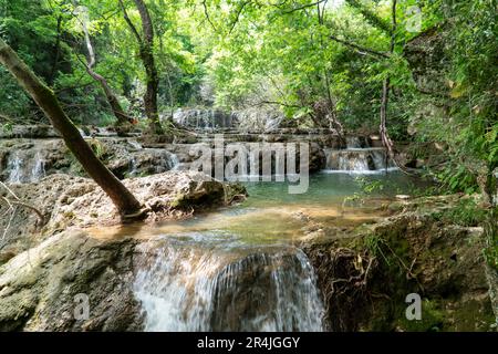 Cascata in foresta verde. Kursunlu cascata Antalya, Türkiye Foto Stock
