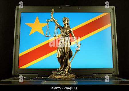Simbolo della legge e della giustizia con la Repubblica Democratica del Congo bandiera sul computer portatile. Foto da studio. Foto Stock