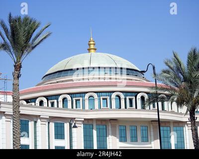 Un bellissimo edificio panoramico nella città del Cairo in Egitto, con una grande cupola nel mezzo dell'edificio e circondato da palme, fuoco selettivo di b Foto Stock