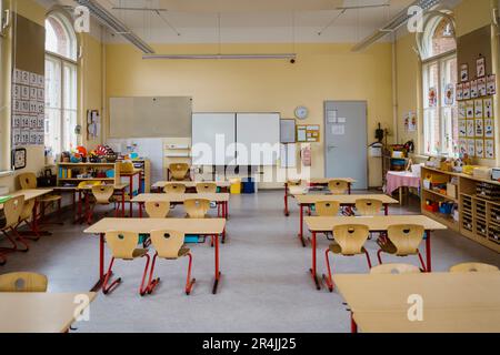 Interno di classe ordinata con scaffali e mobili Foto Stock