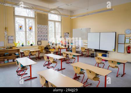 Interno di classe ordinata con scaffali e mobili a scuola Foto Stock