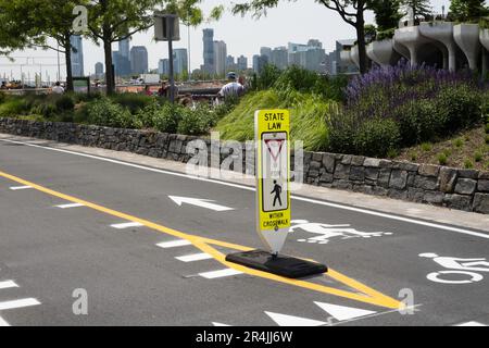 L'Hudson River Greenway Trail System comprende piste ciclabili, 2023, New York City, USA Foto Stock