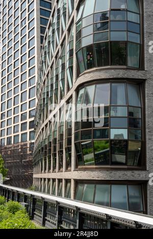Thomas Heatherwick ha progettato torri residenziali con finestre a botte lungo la High Line a W. 18th St., 2023, NYC, USA Foto Stock