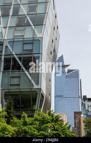 Edifici moderni adiacenti alla High Line nel quartiere di Chelsea, 2023, New York City, USA Foto Stock